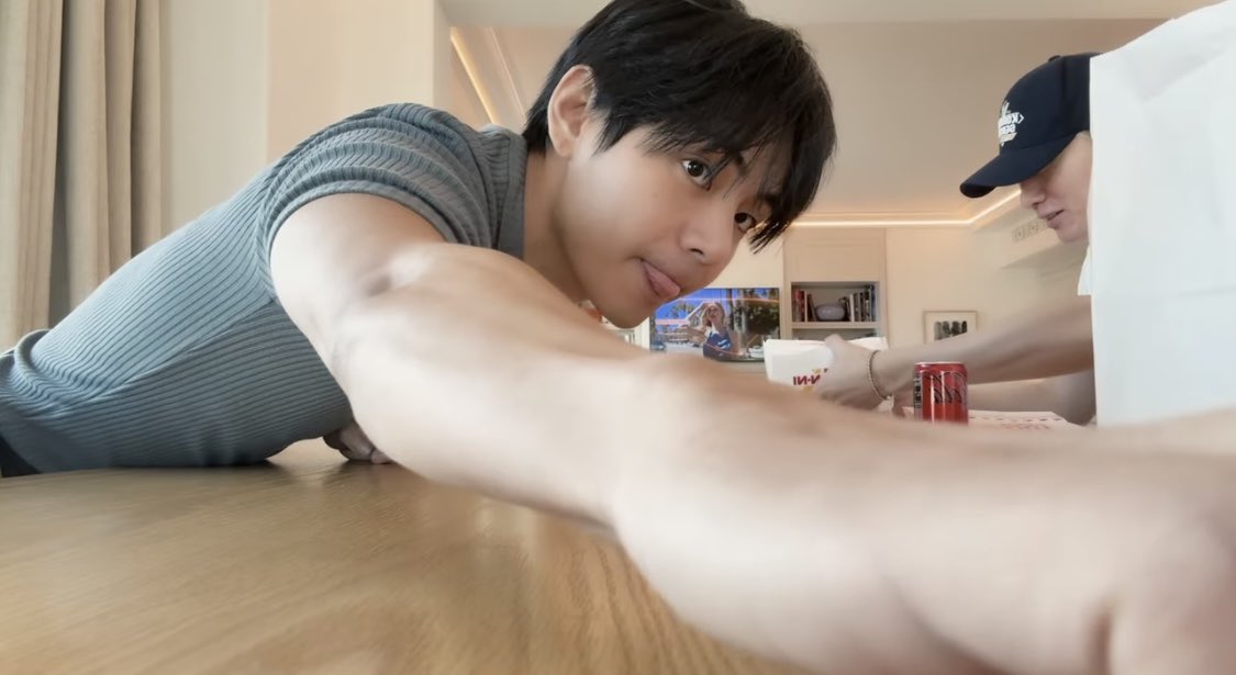 Yu_thvluv_army's tweet photo. V’s VLOG
 in Los Angeles

38分58秒も😭😭💕
かっこいいやら可愛いやら盛りだくさんのテヒョン😭💜

春…それまで待っていてください。
待ってるよ🥺♥️
待たせてくれてありがとうね😭

#V #뷔 #BTS #방탄소년단 #VsVlog https://t.co/c5zASaqdV9