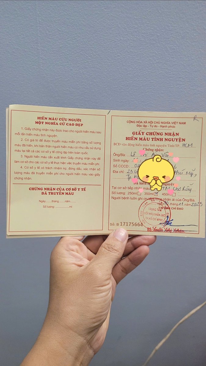 ai_van_le's tweet photo. Người ta khoe năm để dành được mấy cây vàng.
Tui đây năm nay cũng sắm được 2 cuốn sổ đỏ 🤩🤩. https://t.co/3jq709qB5k