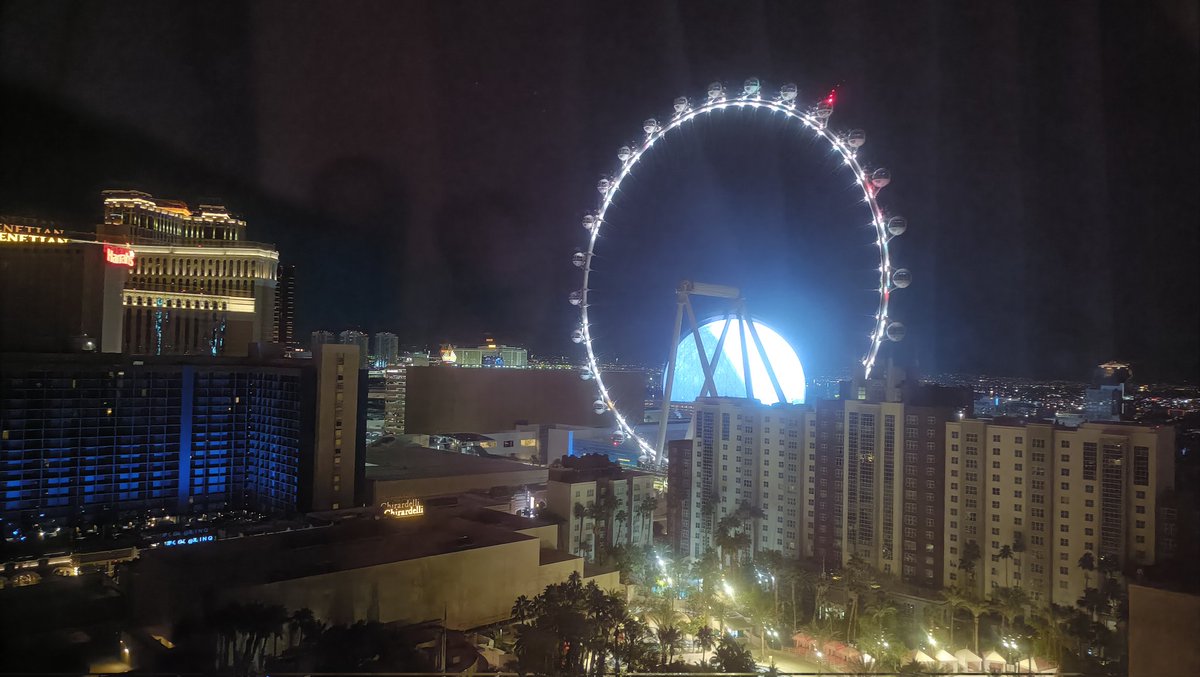imooooookaz's tweet photo. お宿からの眺め。
月がよくみえる。。
飛行機の中で宇宙兄弟見てたし。
#reinvent2025 https://t.co/8I1Xw7gW5P