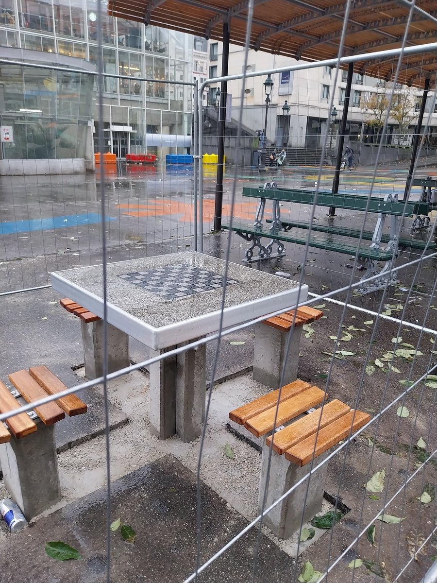 Est-ce vraiment si difficile de créer du mobilier un minimum esthétique ? #placehenrifrenay