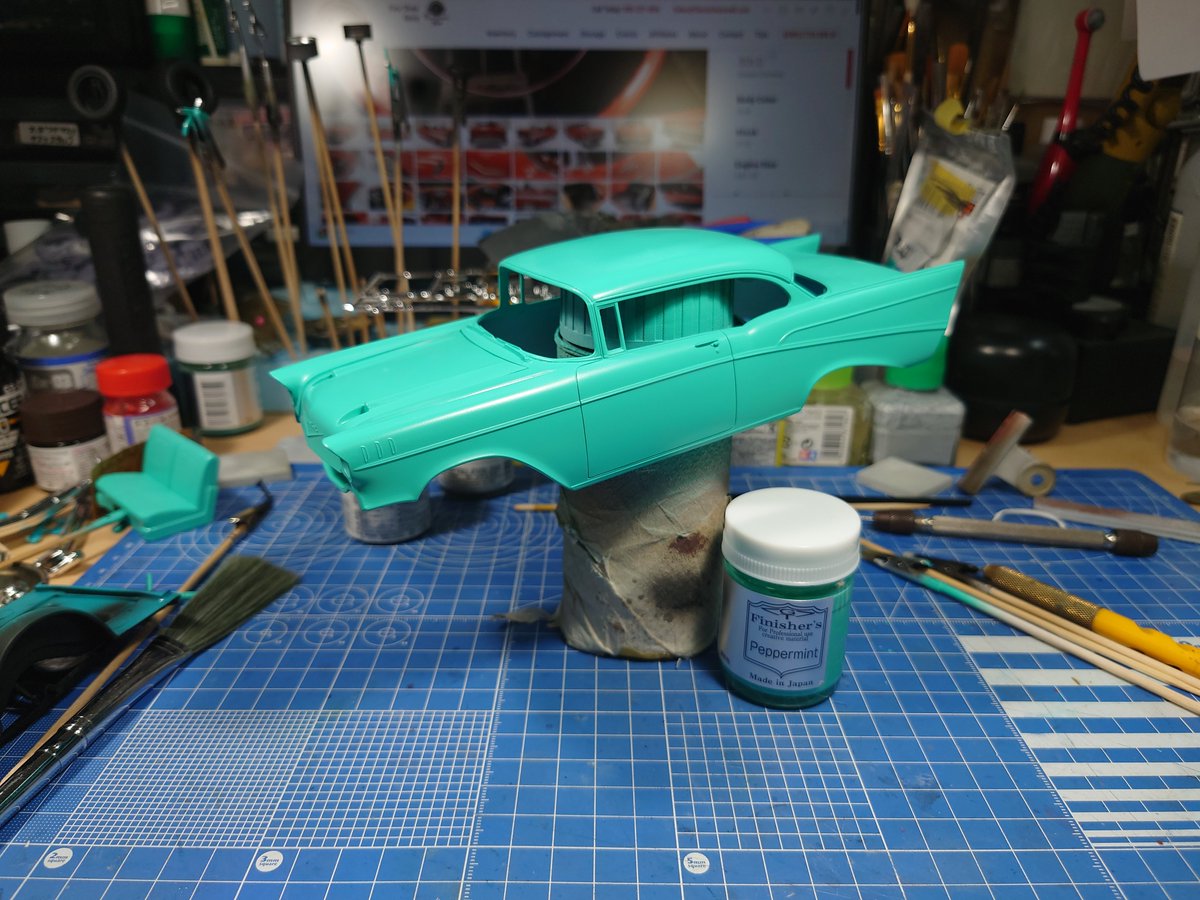 THeppokorin's tweet image. #amt 1/25 Bel Air
屋根は白の方が良いかなと思いつつ、クリアの準備を始める。
フィニッシャーズの塗料はどの色も最高。
#アメリカンカープラモ