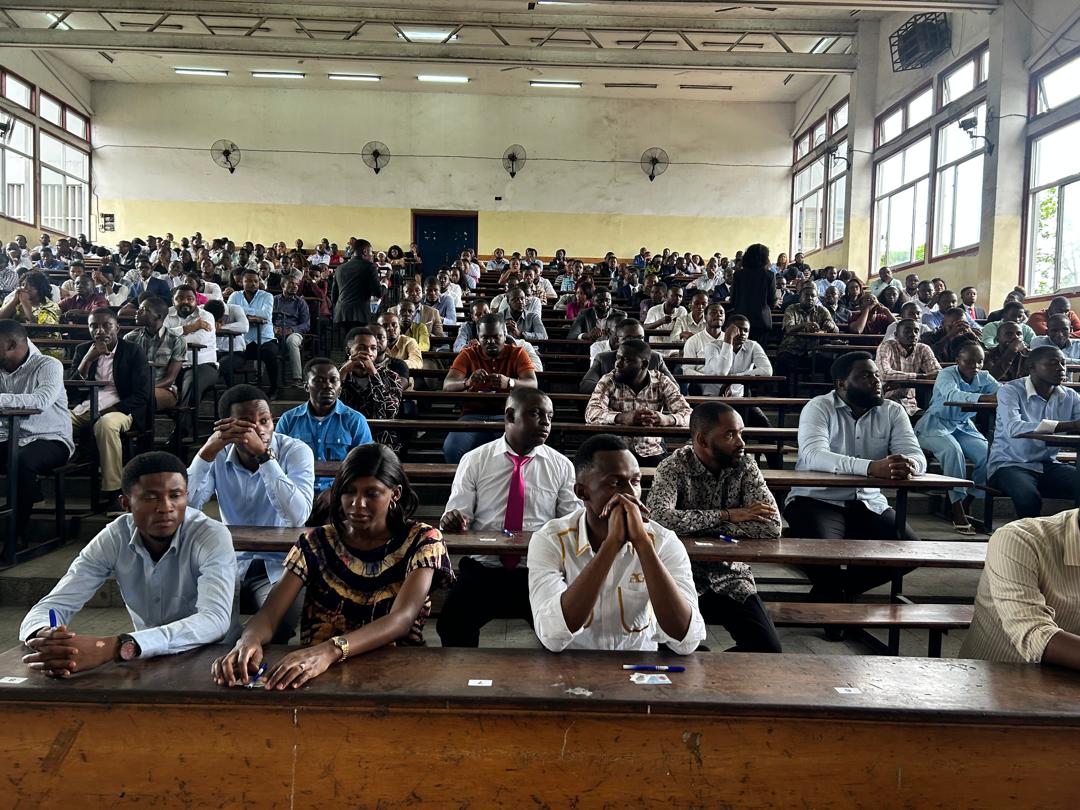radiookapi's tweet image. Ce dimanche, plus de 11 000 candidats ont composé le 🖊️test d’admission à l’ENA en #RDC. Le sujet unique portait sur : « Comment la numérisation🛜 peut-elle améliorer le service public en RDC🇨🇩 ? ». À Kinshasa, 7 000 d’entre eux ont été répartis sur deux sites, tandis que 4 000…
