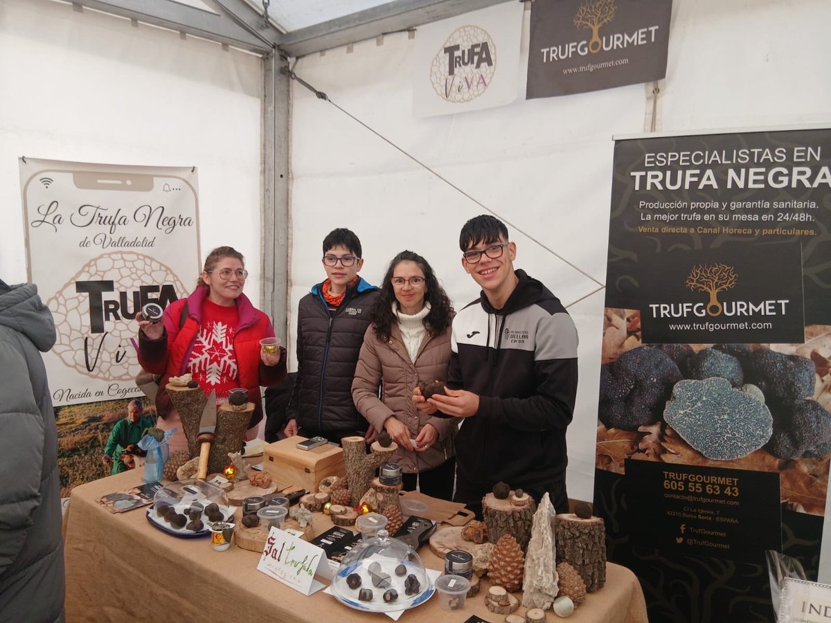 Hoy en el @fetrufvalladolid Mercado de la #trufa de Cogeces con nuestros compañeros de Trufa Viva. Nosotros en nuestra plantación en #Soria y ellos en #Valladolid. Una bonita unión! Os dejamos en buenas manos que tenemos que seguir cogiendo trufas! 😄😋 
#trufa #trufaecológica