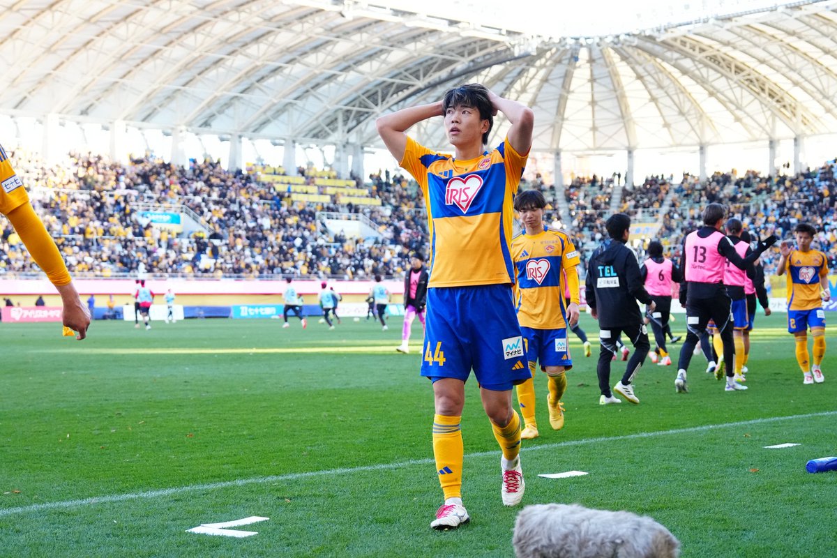 shion__inoue's tweet photo. ベガルタ仙台サポーターの皆さんの迫力のある素晴らしい応援のおかげで1年間走り続けることが出来ました。

目標達成することが出来なくて、申し訳ない気持ちでいっぱいです。

少し休んで、また前向いて頑張ります。
1年間たくさんの応援ありがとうございました。 https://t.co/XiT0d995yt