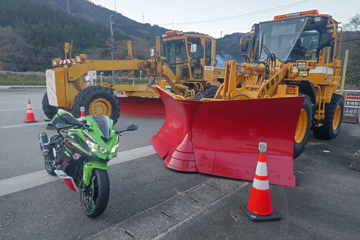 ZX-25Rも2025年乗り納め✨ やっぱりデカい機械も、車もバイクも整備