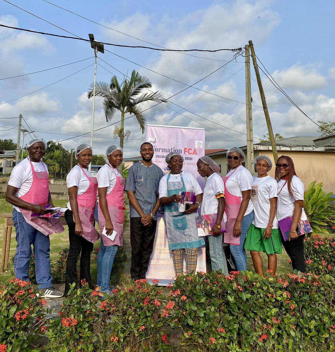 Avec l’ONG Achievers, j’ai eu l’honneur de former ce 28 Novembre, une dizaine de femmes à Kribi, sur les bases de la communication digitale. 

L’objectif étant de les outiller et leur apprendre le potentiel que les RS leur offrent pour vendre et promouvoir leurs activités.