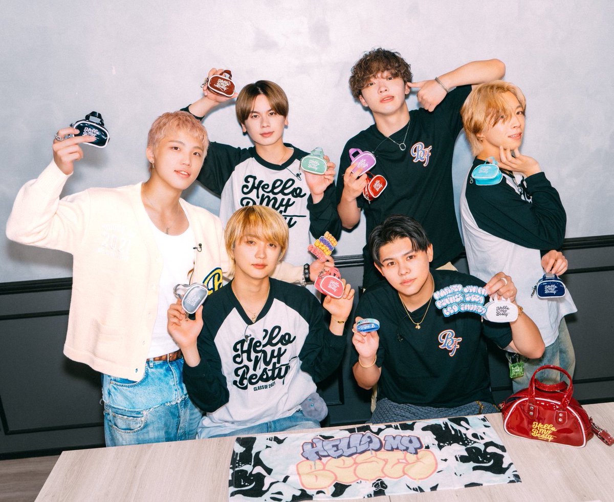 寒い中耐えて2時間待って
整理券の時間でミニバッグ
売り切れましたといわれて
みんなすごい声でてた🤣🤣🤣
本当にひどすぎるよー😭😭😭
在庫見たらわかるよね？はよ知らせ
だれか名古屋のミニボストン
1つ譲ってくれたりしませんか？
大阪の薄緑と交換でも可能です😊
行った記念がほしいんです🙏🙏