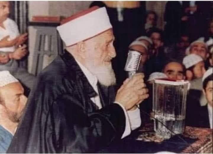 Gönenli Mehmet Efendi, 
Sultan Ahmet Camii’ne tayin edilince çevreyi incelemiş.

Fakir ve düşkün kimseleri bulup alâkadar olmak istemiş. O civarda oturan âmâ (kör) bir kimse olduğunu öğrenince ziyaretine gitmiş.

Selâm verip :

– Efendim ben Sultan Ahmet Camii’ne imam geldim. Hem