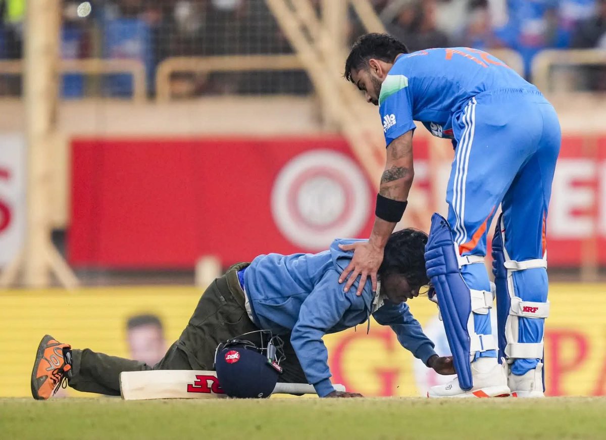 pr0_ride's tweet photo. Fan storms ground in Ranchi ODI, touches @imVkohli ’s feet and whispers be like “Bhaiya aaj century maar do” ....😃... 🏏 

King Kohli just smiles and says “Ab toh pakka 🤘🏼....😃

#ViratKohli #INDvsSA #RanchiODI #ViralToday #Cricket #TeamIndia #RohitVirat #CenturyLoading https://t.co/xHC5n7oIcr