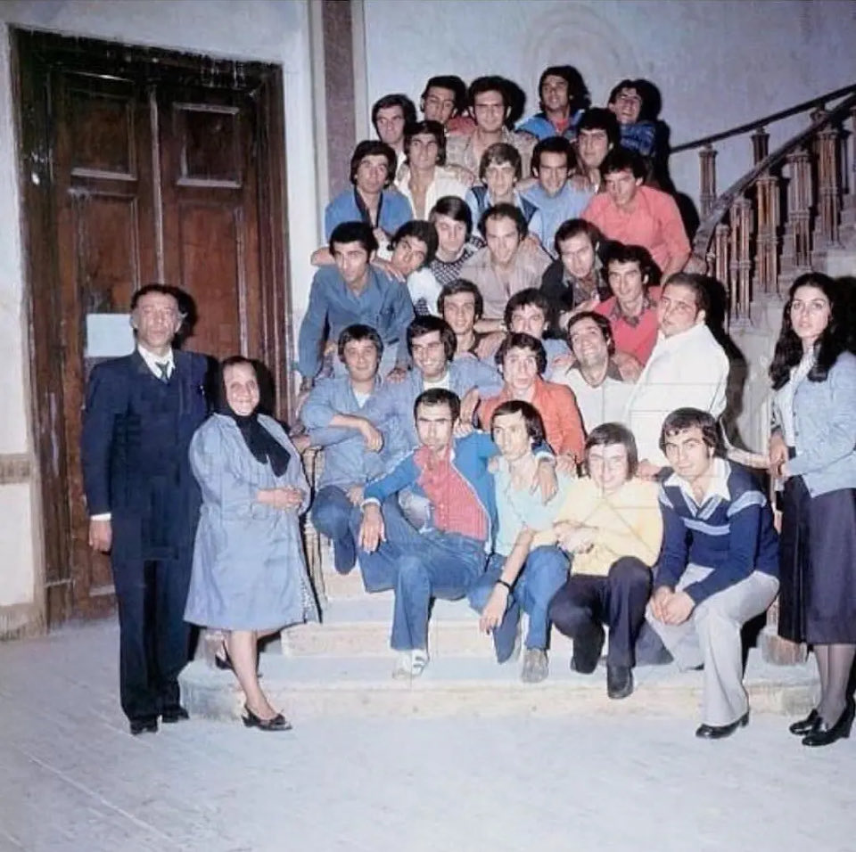 Arzu Film arşivinden.
Hiç görmediğimiz bir Hababam Sınıfı fotoğrafı.
youtube.com/post/UgkxgCauR…