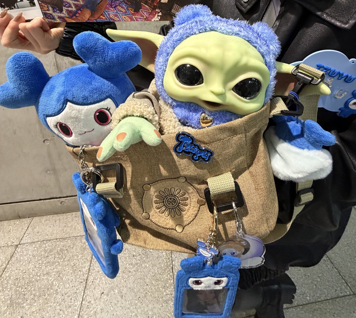 TZU_ONCEs2's tweet image. 2025.11.30
オフィシャル出待ち レポ

ヨーダ、君のおかげでツウィちゃんの特大笑顔が見れたよ😂

#TWICE #ENEMY
#ツウィ #쯔위 #TZUYU #子瑜
#ヨーダ