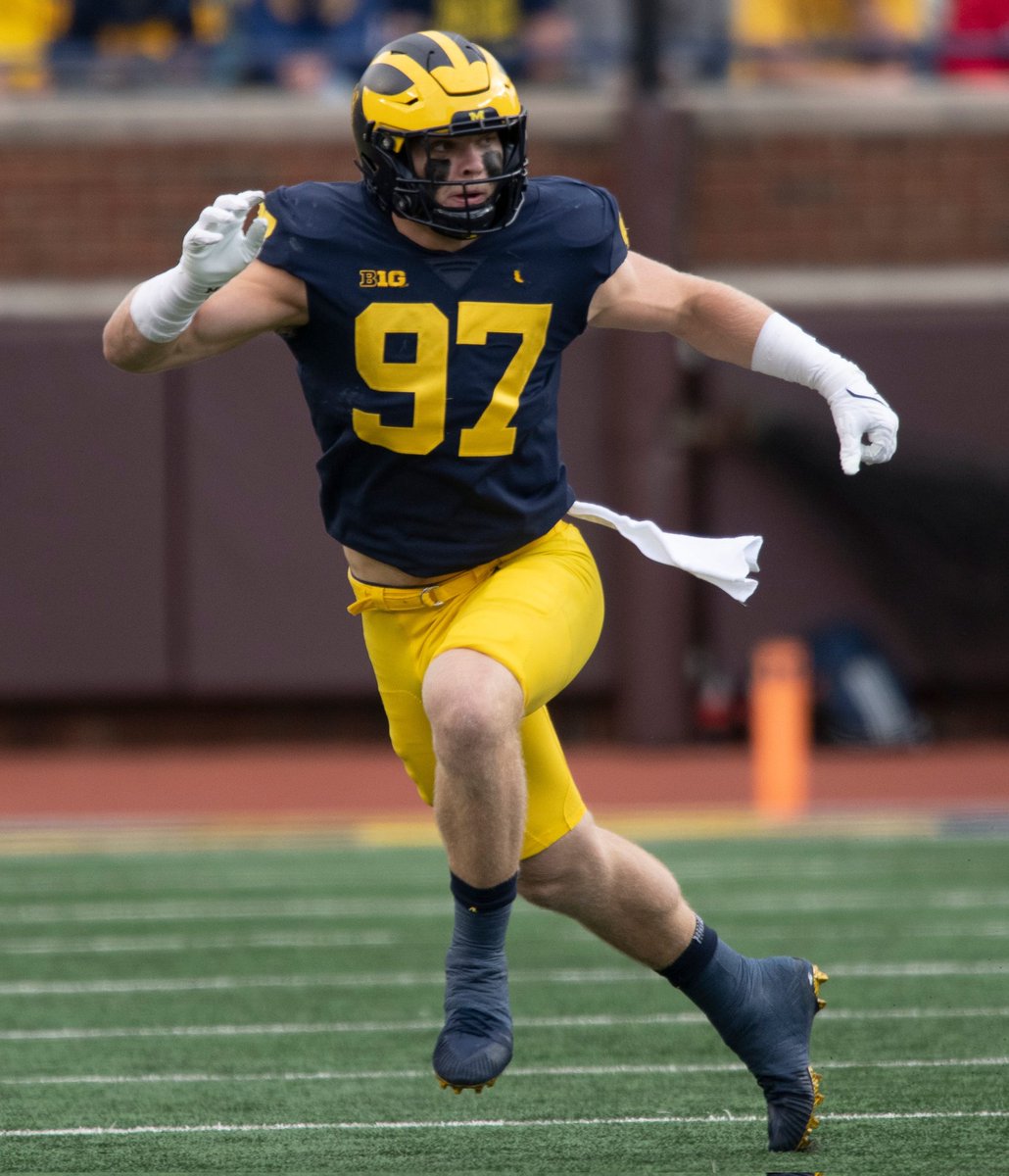 BSilver92's tweet photo. I think its time we let Hutch stand up on a consistent basis like they did at Michigan. Im starting to think turning him into a traditional 4-3/4-2 Defensive End isn't going to help him reach his potential and may continue to hinder him https://t.co/8m1I851Czg