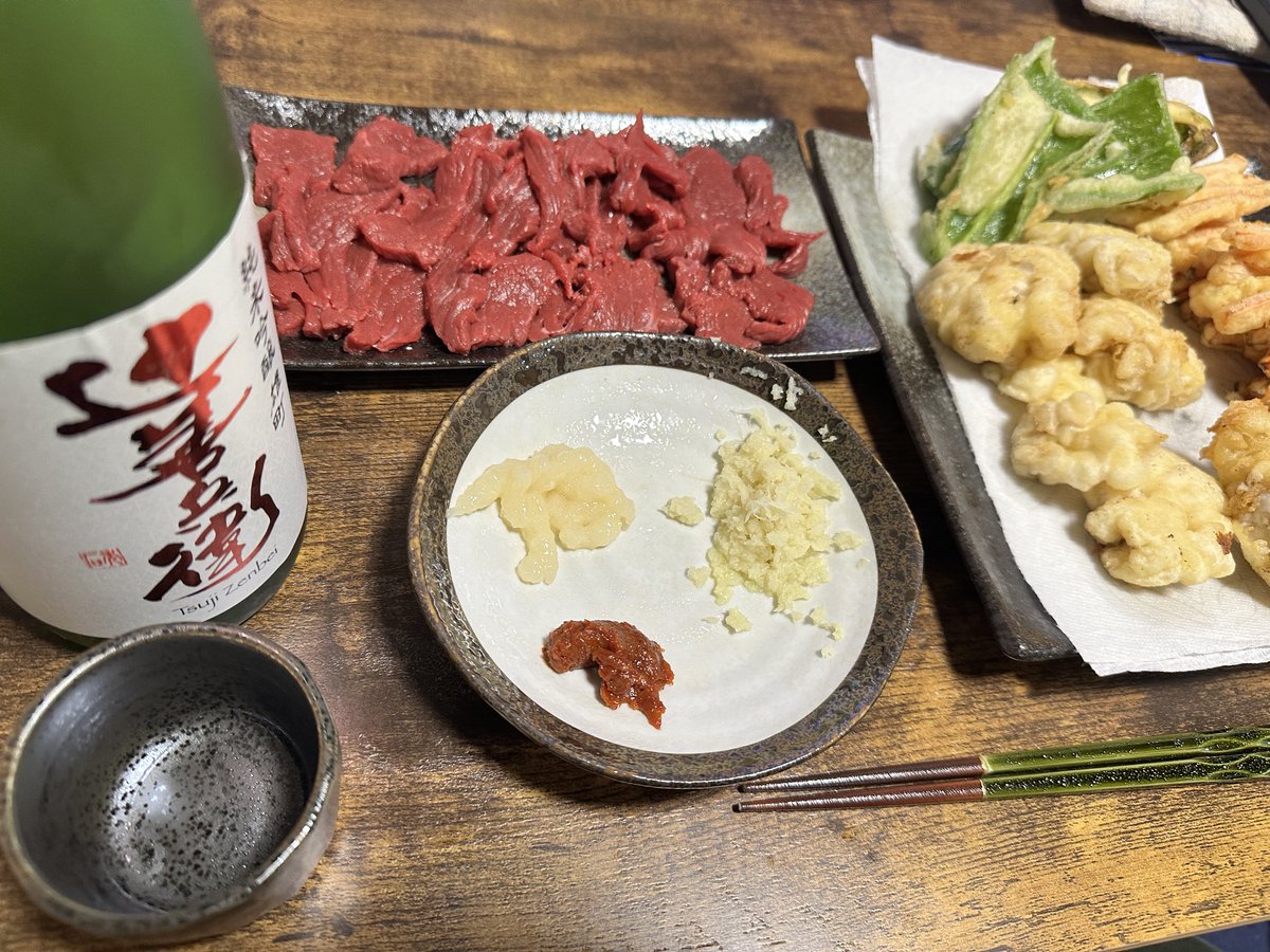 watakoopa's tweet photo. 今日帰りに白子の良いのがあったから買ってきたので、それと馬刺しで日本酒で乾杯！！

白子の天ぷら���馬刺しとか最高だわ( *´艸｀) https://t.co/6AWEBROYen