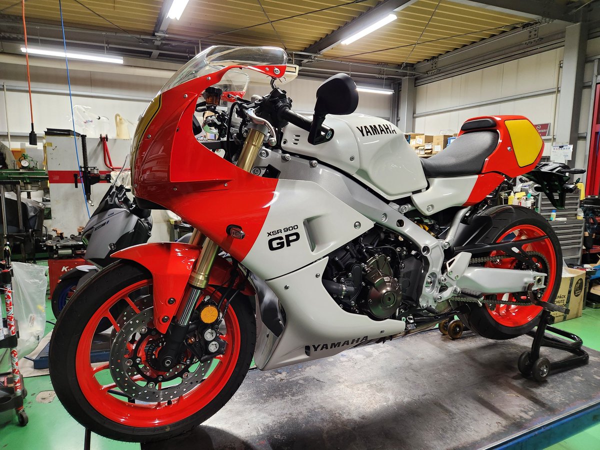 yspshiga's tweet photo. 11月最後の
魂注入ぅ💉
#xsr900gp
シングルシート
アンダーカウルでフルカウル❇️
やっぱコレが完成形やん?
#YAMAMOTOracing
ハンドルアップキットも初装着🔧
メーカーのコダワリ感じる仕上がりがええよ❇️
納車前のデータ取りもOK💪
3本出しのアレは暫しおあずけぇ😅
#ysp滋賀 #ysp #xsr https://t.co/FmDEzxZjoD