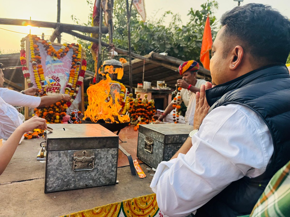 AidanSinghBJP's tweet image. आज पाली जिले के चोटिला गांव के सुप्रसिद्ध देवस्वरूप श्री ओम बन्ना सा जी के दर्शन कर सभी के सुख-समृद्धि की कामना की।

श्री ओम बन्ना का आशीर्वाद सदैव बना रहे और सबकी मनोकामना पूर्ण हो !!

#Ombanna #Pali