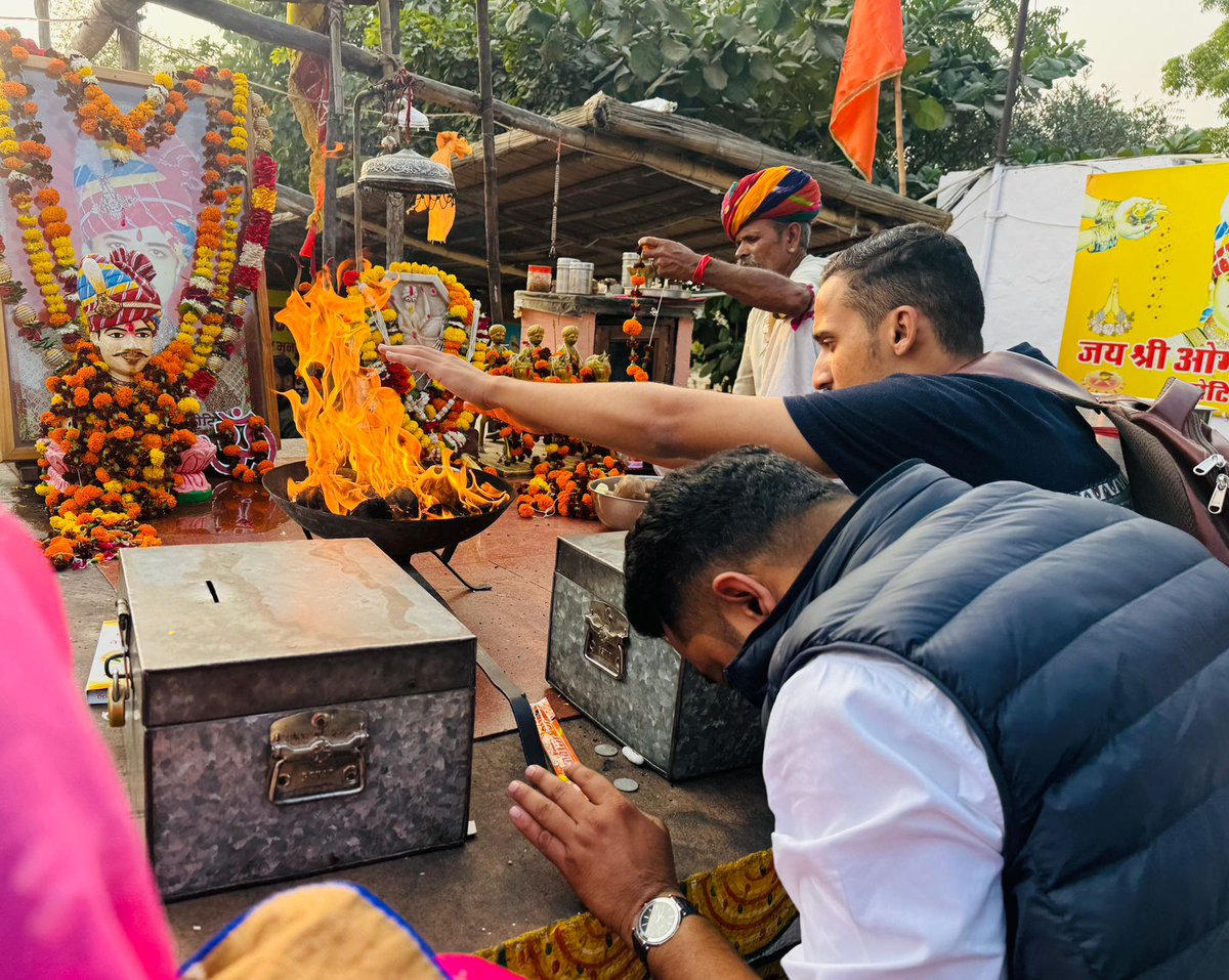 AidanSinghBJP's tweet image. आज पाली जिले के चोटिला गांव के सुप्रसिद्ध देवस्वरूप श्री ओम बन्ना सा जी के दर्शन कर सभी के सुख-समृद्धि की कामना की।

श्री ओम बन्ना का आशीर्वाद सदैव बना रहे और सबकी मनोकामना पूर्ण हो !!

#Ombanna #Pali