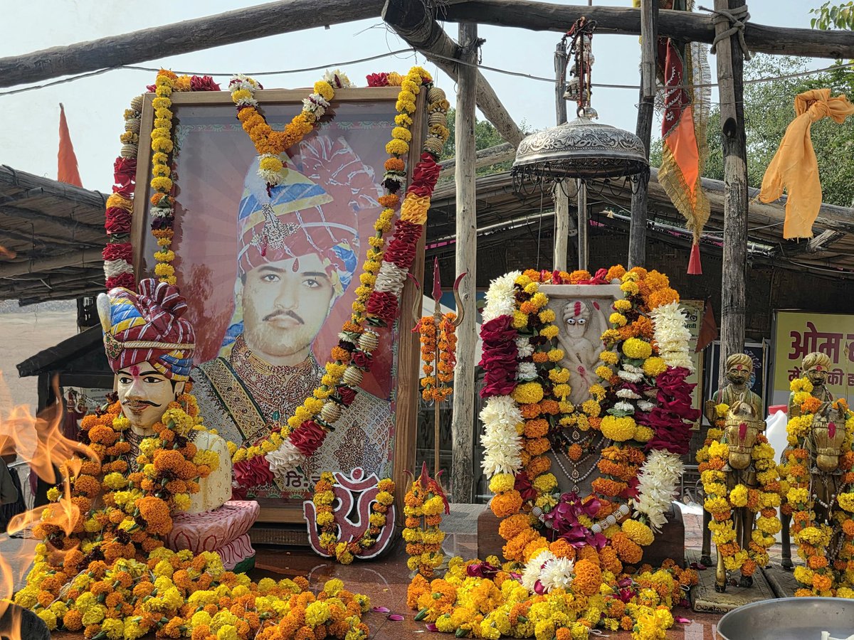 AidanSinghBJP's tweet image. आज पाली जिले के चोटिला गांव के सुप्रसिद्ध देवस्वरूप श्री ओम बन्ना सा जी के दर्शन कर सभी के सुख-समृद्धि की कामना की।

श्री ओम बन्ना का आशीर्वाद सदैव बना रहे और सबकी मनोकामना पूर्ण हो !!

#Ombanna #Pali