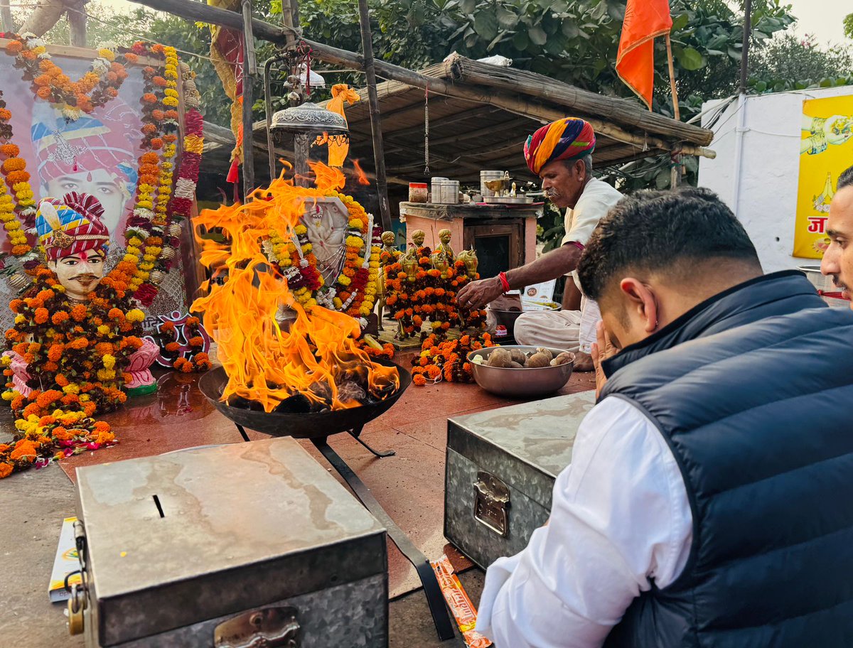 AidanSinghBJP's tweet image. आज पाली जिले के चोटिला गांव के सुप्रसिद्ध देवस्वरूप श्री ओम बन्ना सा जी के दर्शन कर सभी के सुख-समृद्धि की कामना की।

श्री ओम बन्ना का आशीर्वाद सदैव बना रहे और सबकी मनोकामना पूर्ण हो !!

#Ombanna #Pali