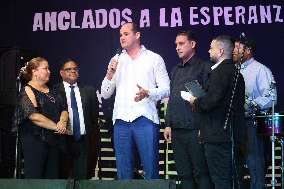 adolfoperezdl's tweet photo. Anoche junto a Luis Valdez, tuve el honor de acompañar al senador @RogelioGenao en la tradicional Cena de Solidaridad de los Salesianos de Jarabacoa, respaldando una causa tan noble como significativa. https://t.co/AGWndV8Pyl
