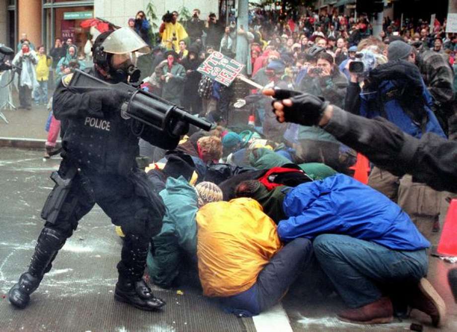 wrkclasshistory's tweet image. #OtD 30 Nov 1999 the WTO meeting in Seattle was disrupted by big protests as people blockaded streets to prevent it taking place. Police attacked violently, and rioting broke out downtown hitting headlines and sparking a global anti-capitalist movt stories.workingclasshistory.com/article/10331/…