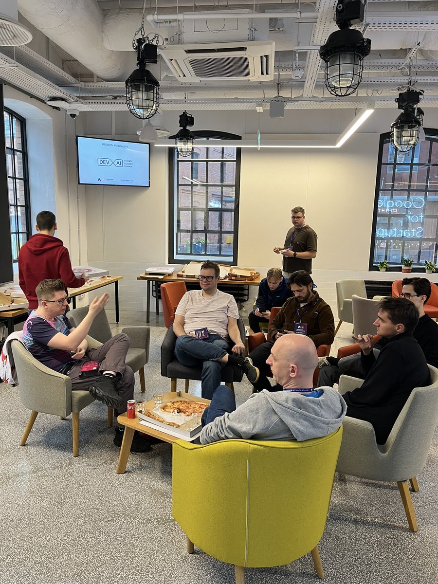 Psyho przy pizzy hawajskiej uchylił rąbka tajemnicy między innymi jak wygląda praca w OpenAI i jak ocenia obecną trajektorię. Warto brać udział w takich wydarzeniach, żeby zdobyć insajderską wiedzę z bezpośredniego źródła.