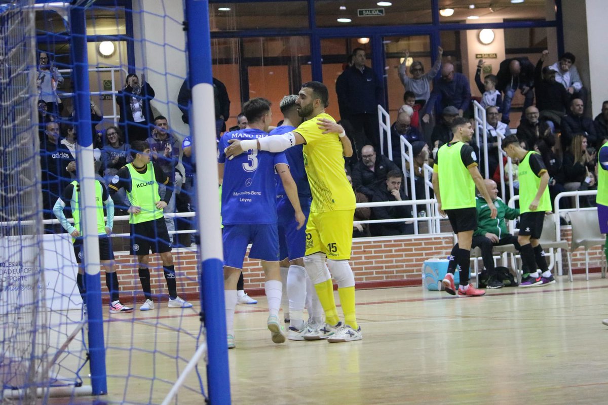 Gran tarde de fútbol sala…
fsmostoles.es/2025/11/30/rem…
📸<a href="/maqueda1992/">Iván Maqueda Encinas</a> 
#canteraazul