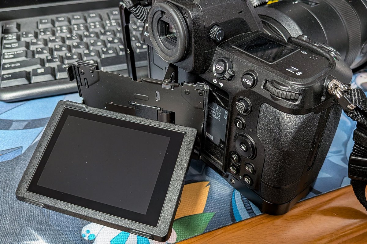 ℤ8の良い所は何ですか？ この自由度の高いチルト液晶でしょ