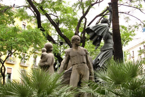 "Quan els treballadors fan vaga no és que no vulguin treballar, sinó que volen fer-ho en millors condicions."  

Francesc Layret   

Avui recordem l'assassinat de Francesc Layret el 30 de novembre de 1920. ✊🌹