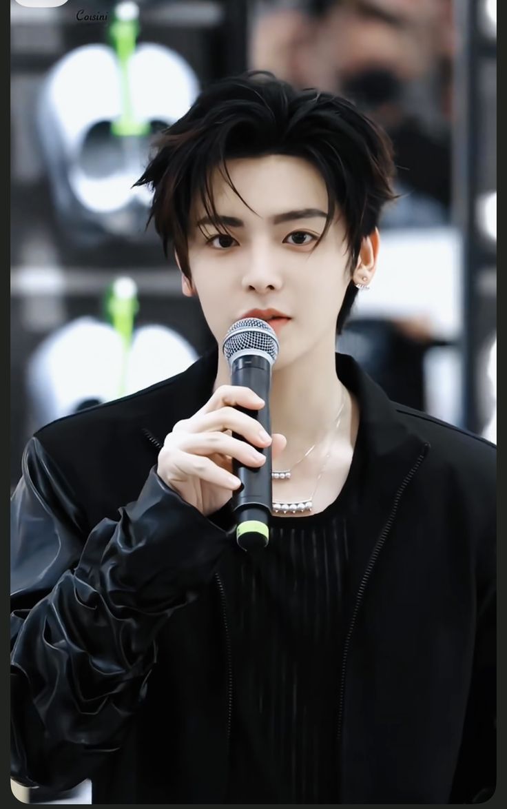 GreenBlisse's tweet photo. @Bliessie “Terima kasih buat yang udah bertahan sampe semarang (no), sampe akhir sama Chaifus di sini *peperin ingus ke mbak Lily*. Ojan mau minta maaf juga, kalau ada salah kata maupun perbuatan selama kita jalan bareng di sini ya. Maafin gak? 🥺” Ujarnya sembari menggenggam batu. https://t.co/zQ3kyBTWk1