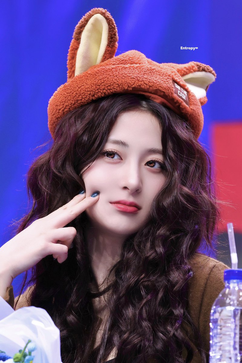 251130 🦊🥺🫳🏻

#르세라핌 #LE_SSERAFIM 
#허윤진 #HUHYUNJIN #ユンジン
