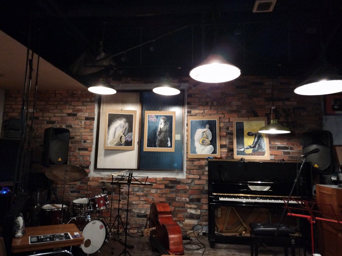 Standard Jazz Piano Trio Meets J. Mie@町田ノイズ
太田コーヘーds 田窪寛之p 池尻洋史b情家みえvo
トリオ編成での曲とゲストvo情家さん参加の曲多めで。
選曲のためか今日の田窪さんにB. エヴァンスを強く感じた。とても良い！
満席のお客さんと軽快な、或いはシミジミとしたスタンダードや→