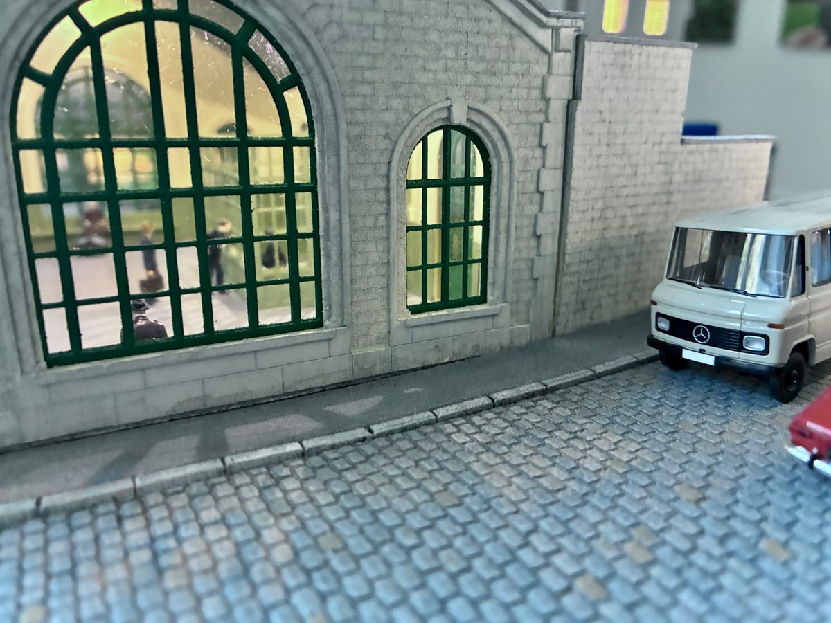 Gare de l’avenus de Saint-Ouen. Du côté de la Petite Ceinture l’époque glisse maintenant vers les années 1970/1980 avec de nouveaux véhicules.