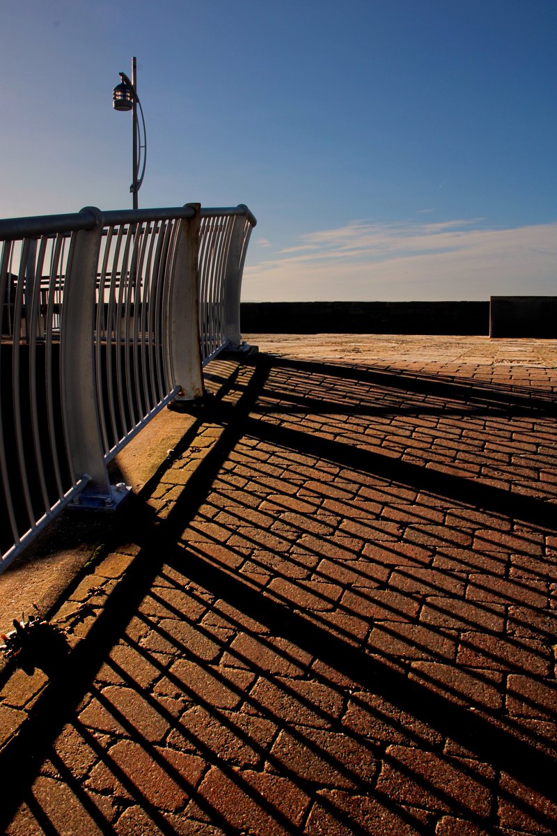 Whatadapperchap's tweet image. The sun is always so low in the sky at this time of year. It may be cold but it does add a bit of a warm glow to some places.

📷 Millennium Promenade 
🇬🇧 Old Portsmouth