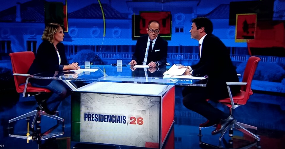 Não sei se terá sido por optar sempre por uma performance à beira do overacting, ainda por cima servida por um texto repetitivo e assente em bordões com mofo, que Ventura se fixou na carreira de actriz da sua oponente. 
A picareta falante de fancaria.
vagar.blogs.sapo.pt/?tc=2145084296…