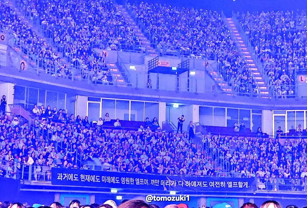 tomozuki1's tweet image. &apos;อนาคตก็อยู่ด้วยกันนะ&apos;

&apos;อดีต ปัจจุบัน​ อนาคต จะเป็นเอลฟ์ตลอดไป ถึงผมดำจะกลายเป็นสีขาวก็จะยังเป็นเอลฟ์เหมือนเดิม&apos;

&apos;พวกเราตอบว่า &apos;I Do&apos; มาตลอด 20ปี! อนาคตก็จะตอบแบบนั้นต่อไป! จนกว่าจะครบรอบ 30ปี จะยังฟังพวกเราอยู่ใช่มั้ย?&apos;

&apos;ถึงเกิดใหม่อีกครั้ง ก็จะยังเป็นเอลฟ์อีกนะ&apos; #SS10inBKK…