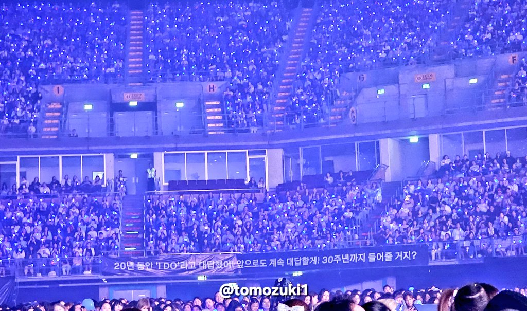 tomozuki1's tweet image. &apos;อนาคตก็อยู่ด้วยกันนะ&apos;

&apos;อดีต ปัจจุบัน​ อนาคต จะเป็นเอลฟ์ตลอดไป ถึงผมดำจะกลายเป็นสีขาวก็จะยังเป็นเอลฟ์เหมือนเดิม&apos;

&apos;พวกเราตอบว่า &apos;I Do&apos; มาตลอด 20ปี! อนาคตก็จะตอบแบบนั้นต่อไป! จนกว่าจะครบรอบ 30ปี จะยังฟังพวกเราอยู่ใช่มั้ย?&apos;

&apos;ถึงเกิดใหม่อีกครั้ง ก็จะยังเป็นเอลฟ์อีกนะ&apos; #SS10inBKK…