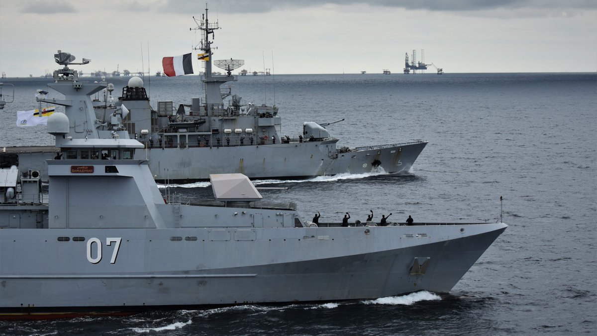 📍 Pacific ocean | A 🇫🇷 frigate sailing and maneuvering alongside a 🇧🇳 patrol ship
 
🚢 Maritime manœuvres showing the enduring partnership between French Navy and the navy of Brunei
 
🔒 Shared commitment for maritime security in the Asian-Pacific area 🌏