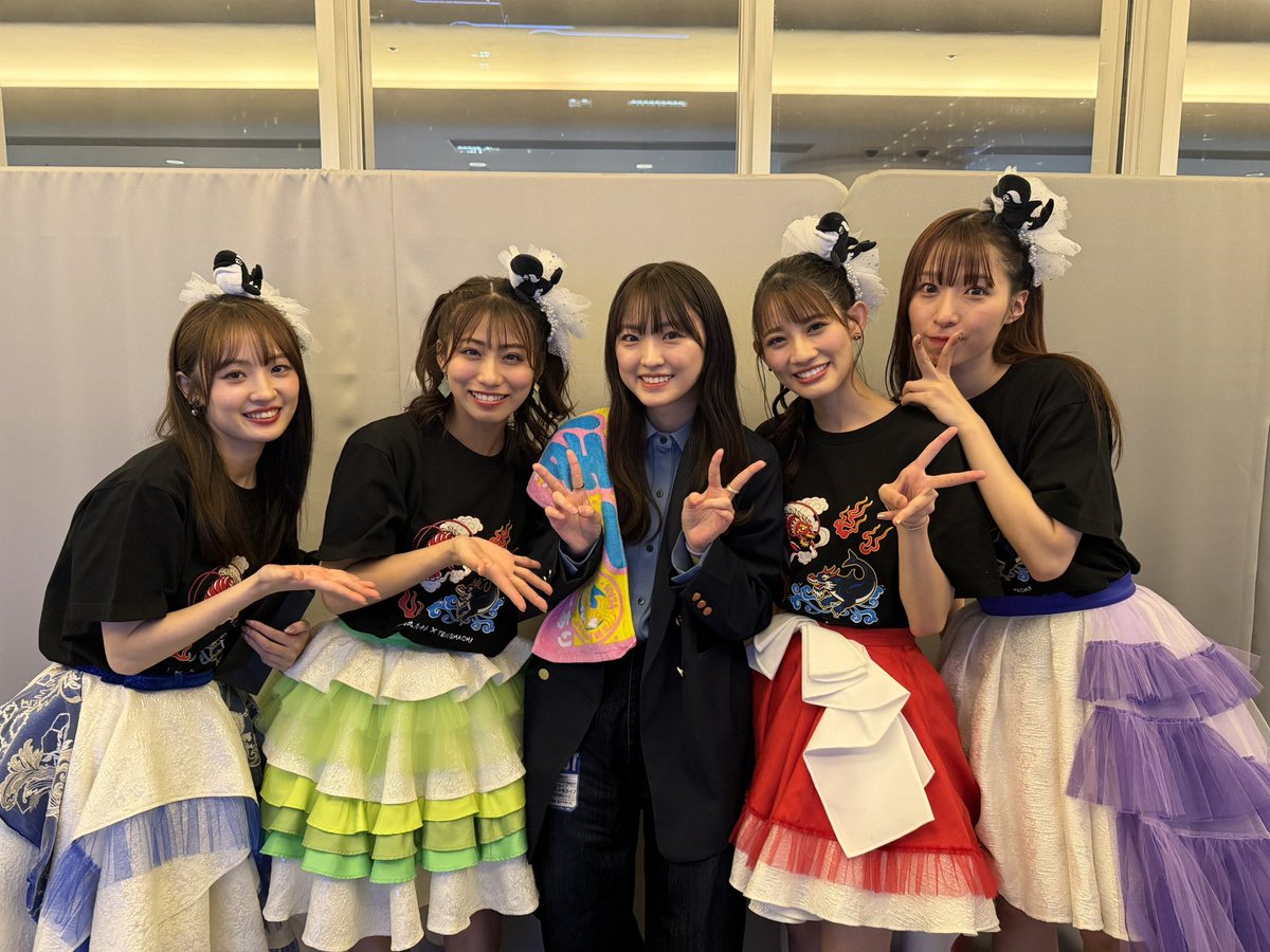 harunamai0105's tweet photo. 私はこのライブがしゃちちゃんの見納めで。ラストライブに駆けつけられないのでどうしても観たくて。
目に焼き付けようと観ていたら、色んなこと思い出して顔べしょべしょになっていました
いつだってかっこいい先輩、しゃちちゃんの妹でいられて幸せですね☺️
ラストまで翔け抜けられますように！💐 https://t.co/4pfYl9ZV1R