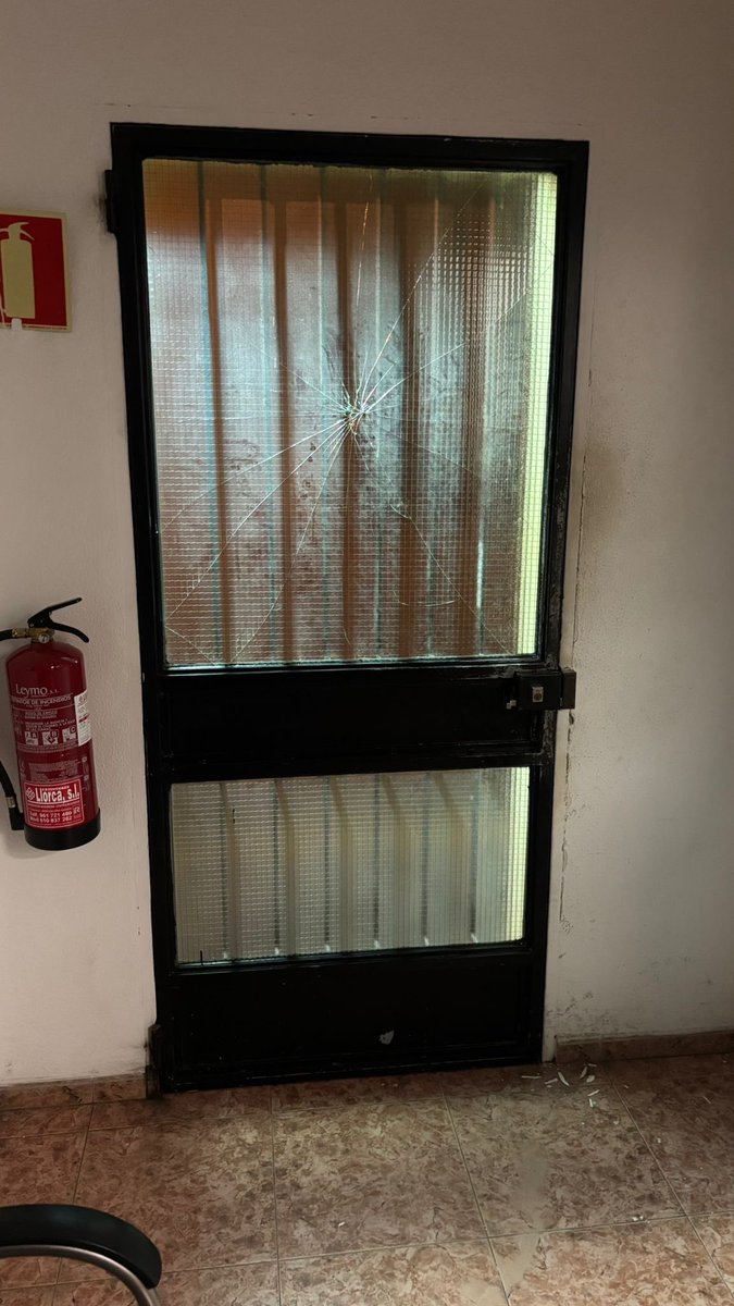 A las 2 de la madrugada  un energúmeno aporrea la puerta del cuartel de de Ribarroja. Rompe el cristal y la puerta. 

¿Dónde  estaba la patrulla más cercana?, en Villamarchante
¿Dónde están las cámaras CCTV?
<a href="/guardiacivil/">Guardia Civil</a> 
🫡trabajamos sin medios ni seguridad