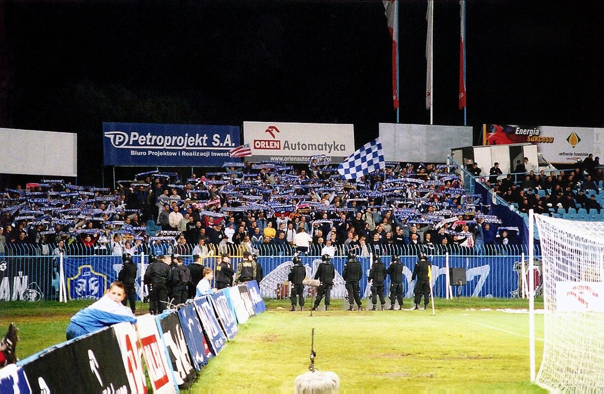 gra_gitara's tweet image. 2001.10.13 Petrochemia Płock - Lech Poznań
