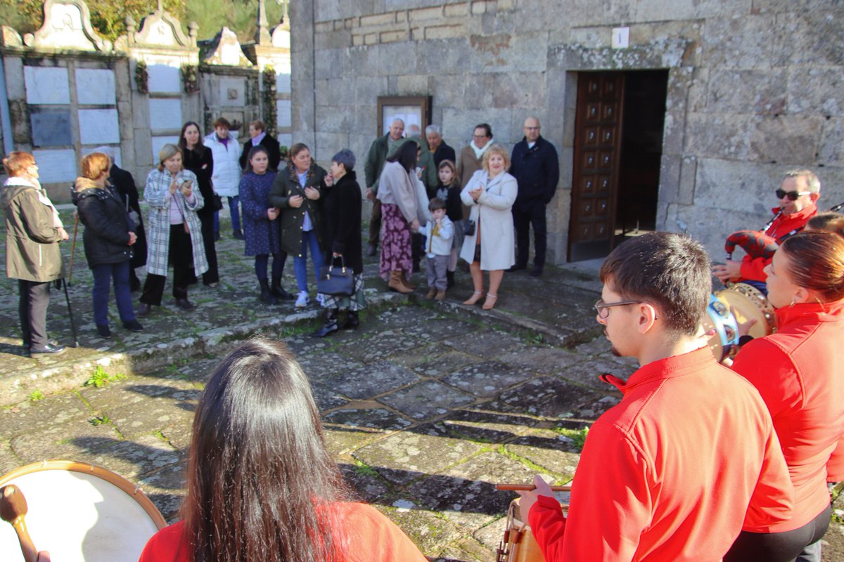 conportodoson's tweet image. 💙 𝐒𝐀𝐍 𝐀𝐍𝐃𝐑𝐄́𝐒 𝐃𝐄 𝐏𝐎𝐑𝐓𝐎𝐒Ɩ́𝐍
💐 𝑀𝑜𝑖 𝑓𝑒𝑙𝑖𝑐𝑒𝑠 𝑓𝑒𝑠𝑡𝑎𝑠 𝑎 𝑡𝑜𝑑𝑎 𝑎 𝑛𝑜𝑠𝑎 𝑣𝑒𝑐𝑖𝑛̃𝑎𝑛𝑧𝑎, 𝑐𝑢𝑛ℎ𝑎 𝑚𝑜𝑖 𝑒𝑠𝑝𝑒𝑐𝑖𝑎𝑙 𝑚𝑒𝑛𝑐𝑖𝑜́𝑛 𝑎 @PuertoPortosin

✨ Igrexa de San Sadurniño de Goiáns
🎶 Coro &amp;amp; Canlebó
#PortoDoSon 💙 #Portosín