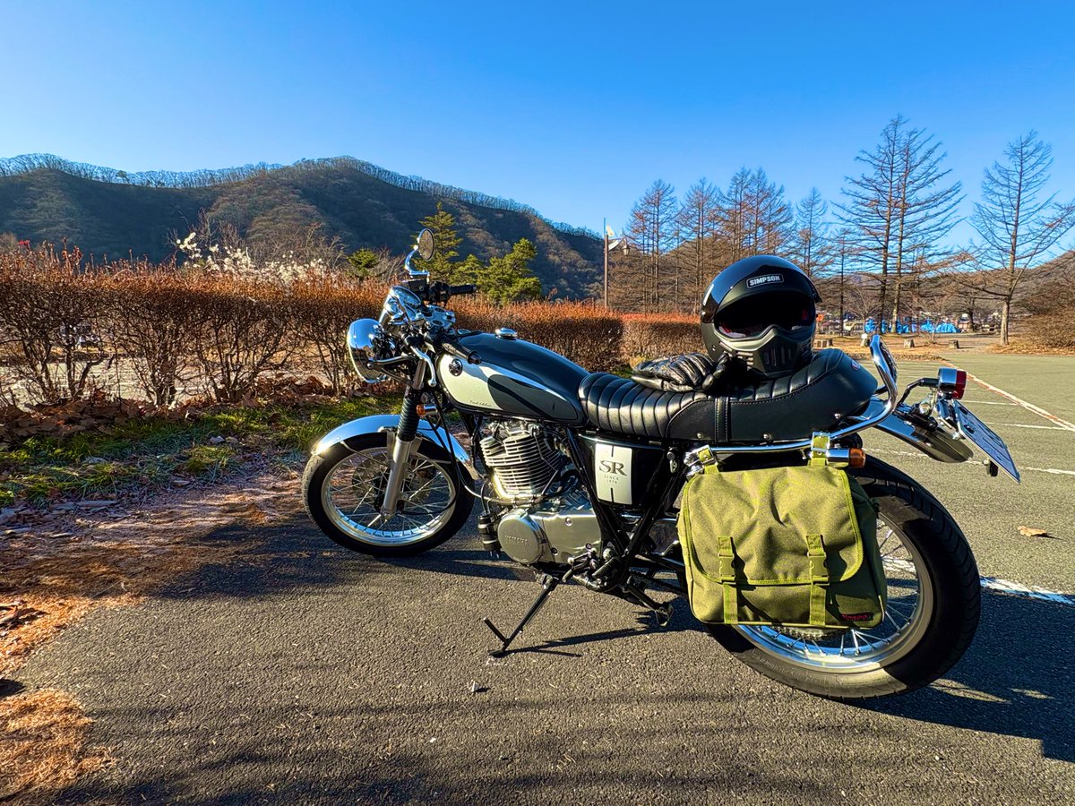 sh0_sr400fe_in's tweet photo. サイドバッグ付けて榛名試走🏍️
タンデムステップを利用してサイドバックを固定できたので、バックサポートは不要でした。でも横からの絵が地面と水平でいたいので要相談です。🧐
#sr400finaledition #デイトナ #サイドバッグ #Simpsonm30ストーンブラック https://t.co/I718p9sAXr