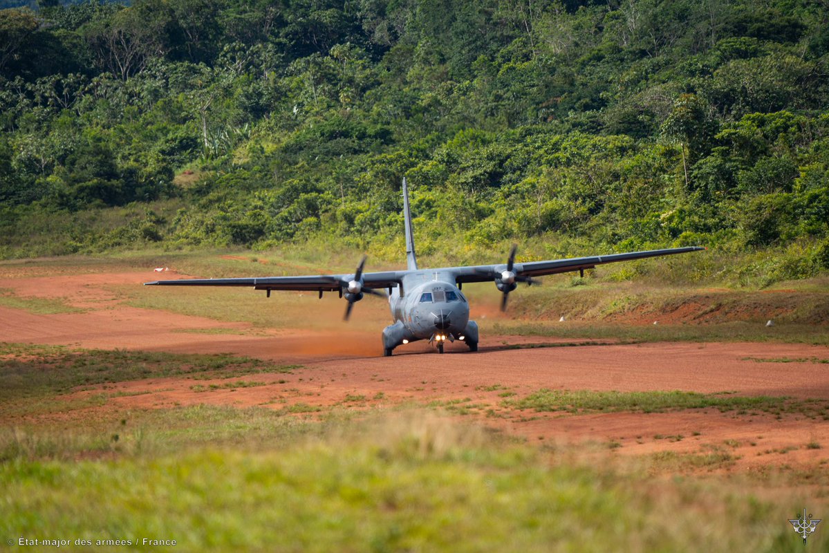 FAG_Officiel's tweet image. Déploiement des #FAG, appuyés par les avions et les hélicoptères : insertion rapide en forêt, directement au cœur des zones où se cachent les réseaux d’orpaillage illégal, afin de prendre l’adversaire de vitesse.

#OpérationHARPIE