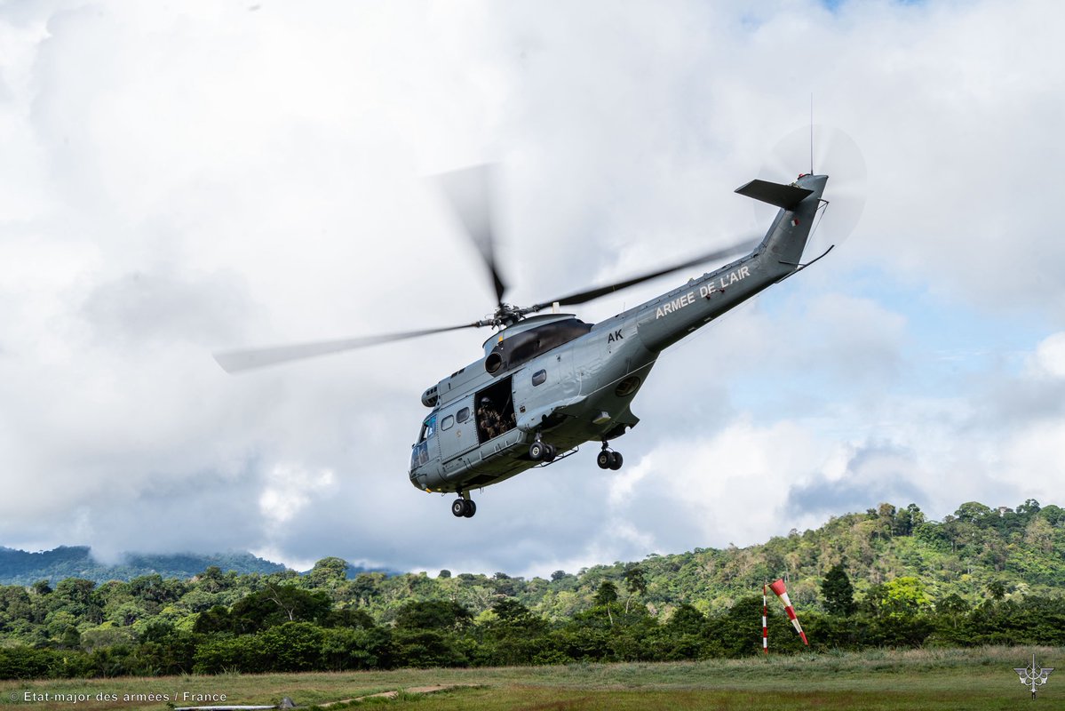 FAG_Officiel's tweet image. Déploiement des #FAG, appuyés par les avions et les hélicoptères : insertion rapide en forêt, directement au cœur des zones où se cachent les réseaux d’orpaillage illégal, afin de prendre l’adversaire de vitesse.

#OpérationHARPIE