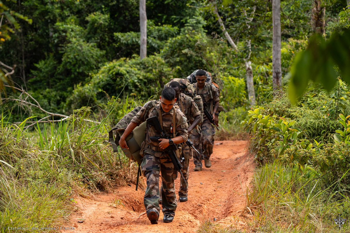 FAG_Officiel's tweet image. Déploiement des #FAG, appuyés par les avions et les hélicoptères : insertion rapide en forêt, directement au cœur des zones où se cachent les réseaux d’orpaillage illégal, afin de prendre l’adversaire de vitesse.

#OpérationHARPIE