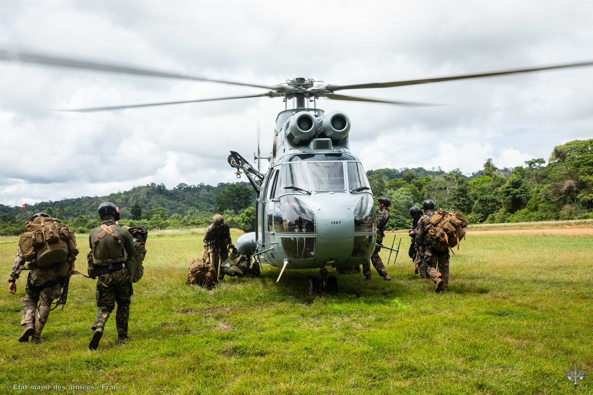 FAG_Officiel's tweet image. Déploiement des #FAG, appuyés par les avions et les hélicoptères : insertion rapide en forêt, directement au cœur des zones où se cachent les réseaux d’orpaillage illégal, afin de prendre l’adversaire de vitesse.

#OpérationHARPIE