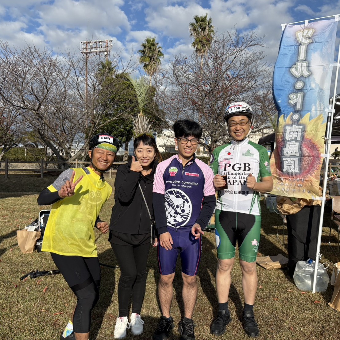 大牟田市より関 好孝市長さんがお運びになりました。
案件は有明海沿岸地域の振興についてです。
私は有明海の景色が大好き。大牟田から見える雲仙には手が届きそうですし、島原―大牟田を結ぶ航路など、干潟や野鳥の群れは卑弥呼の時代と変わらなかったのだろうなとか思いを致します。 