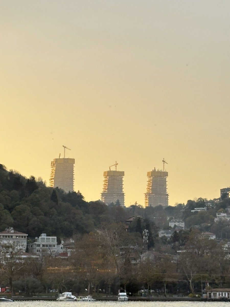 Ben de bu binaları yapanlara küstüm. Kentin siluetini bozuyor. Genelde yapılıp bitince birinin aklına geliyor ya.