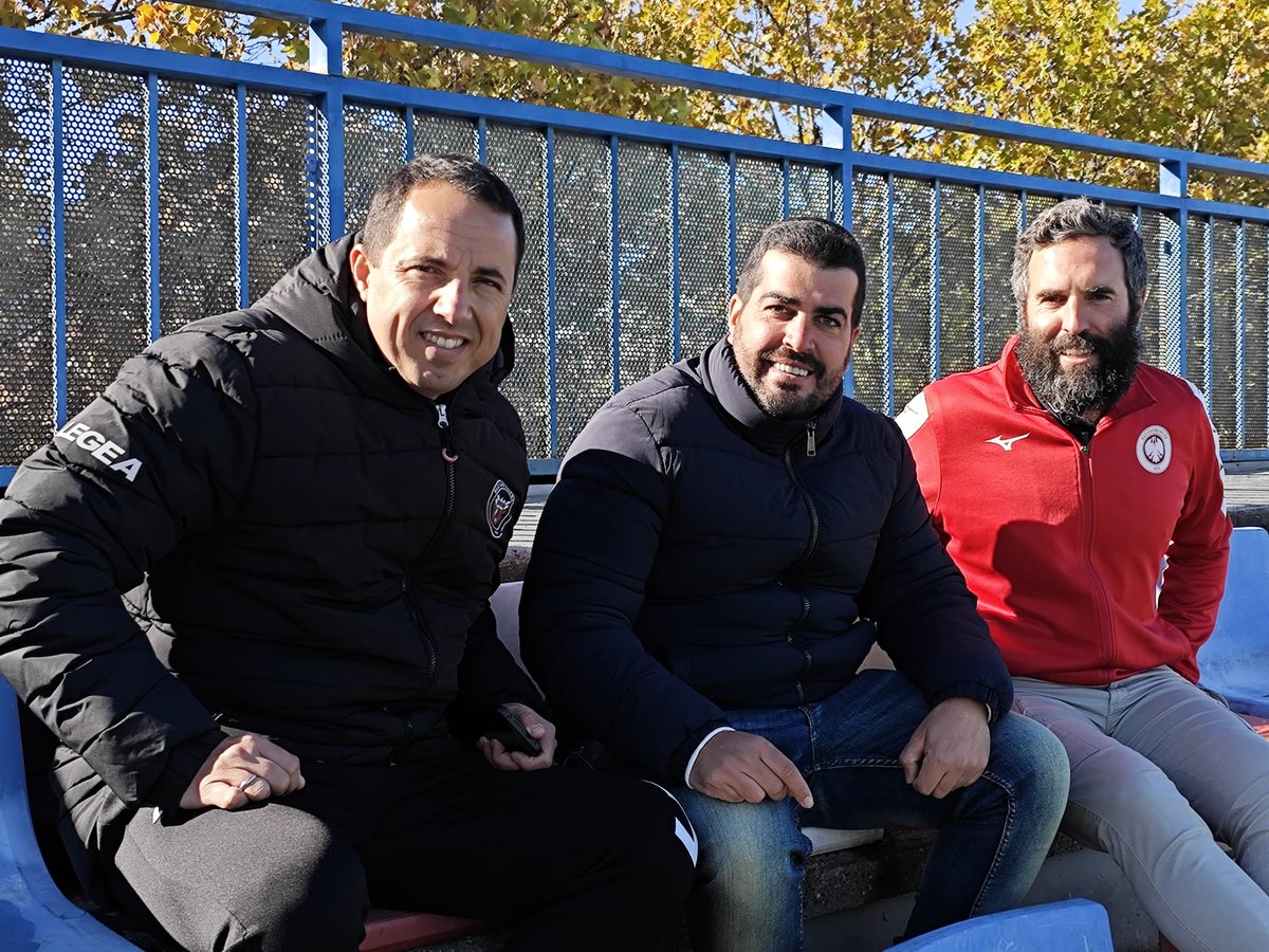 TERCER TIEMPO del Comité de Entrenadores de la RFFM 👇🏻

⚽ <a href="/ADAlcobendas/">Alcobendas CF</a> 🆚 <a href="/ELC_Las_Rozas/">Electrocor Las Rozas C.F.</a> 

🏟️ Luis Aragonés (Alcobendas)

📌  Preferente Aficionados (Grupo 1)

🤝🏻 Ambos entrenadores, Eduardo Garrido y Javier Arroyo, junto al vocal del Comité, Roberto Díaz <a href="/Pika2011/">Pika</a>.