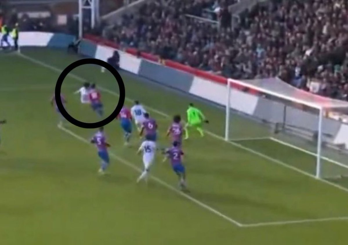 centredevils's tweet image. How am I gonna tell my kids, Joshua Zirkzee scored from this angle…